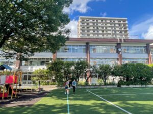 The Hikarigaoka Campus offers spacious green lawns and facilities for kindergarten, elementary, and junior high school